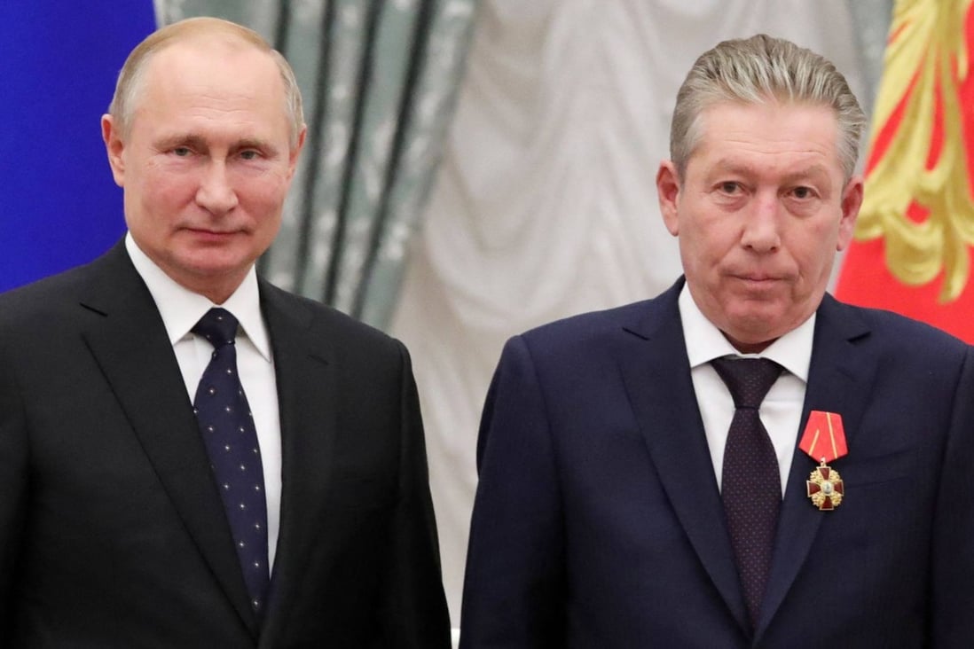 Russia’s President Vladimir Putin (L) and Chairman of the Board of Directors of Oil Company Lukoil Ravil Maganov (R) pose for a photo during an awarding ceremony at the Kremlin in Moscow on November 21, 2019. Photo: Sputnik/AFP/File