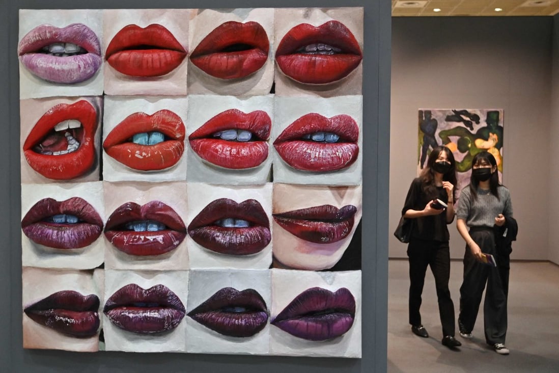 Visitors walk past artwork “Day Into Night Lips, 2022” by artist Gina Beavers during the Frieze Seoul 2022 art fair in Seoul on September 2, 2022. Photo: AP