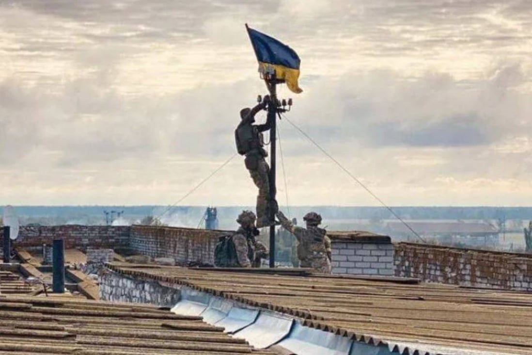 Ukrainian troops raise their nation’s flag on what was said to be a hospital in Vysokopillya, west of the Dnipro River in Kherson oblast. Photo: Kyrylo Tymoshenko 