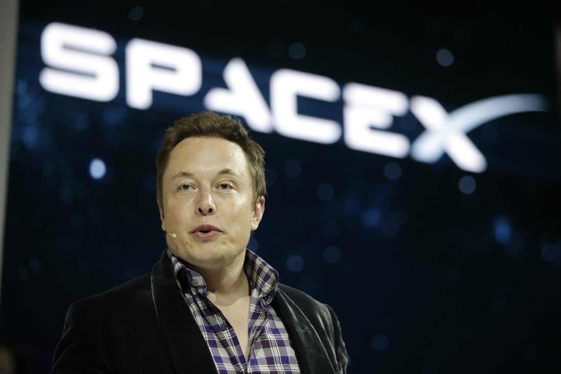 SpaceX CEO Elon Musk introduces the Dragon V2 spaceship at the company’s headquarters in Hawthorne, California, on May 29, 2014. Photo: AP