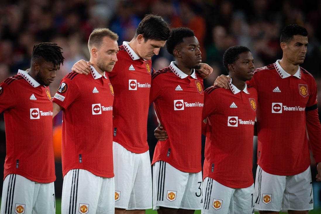 Manchester United players observe a minute of silence in memory of Queen Elizabeth before the Uefa Europa League match against Real Sociedad. Photo: EPA-EFE