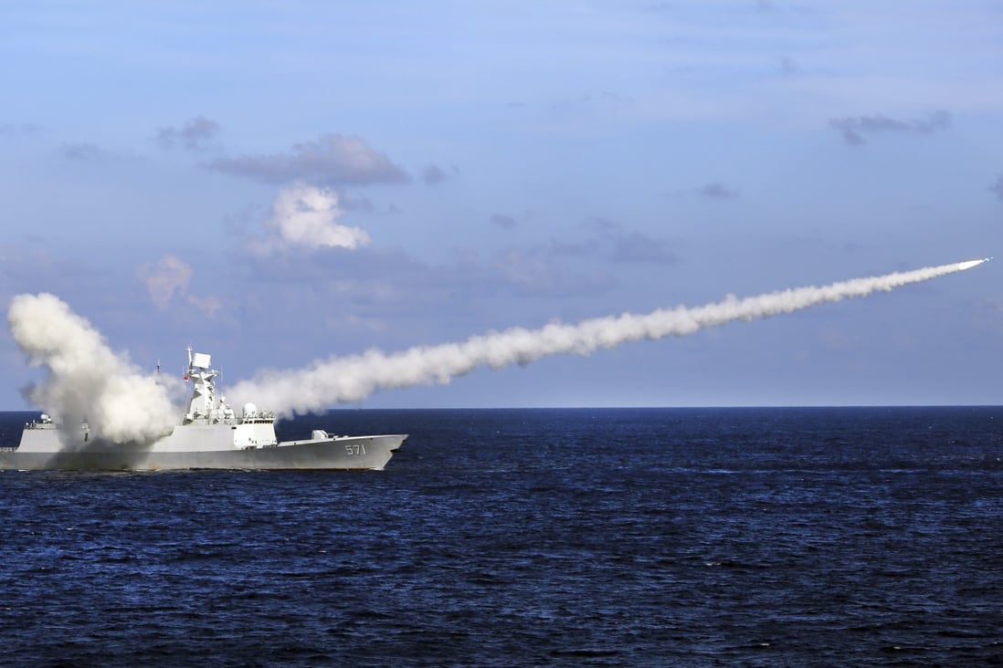 Foto de archivo de una fragata china lanzando un misil antibuque durante un ejercicio militar cerca de la isla de Hainan y las islas Paracel del sur de China. Foto: Xinhua