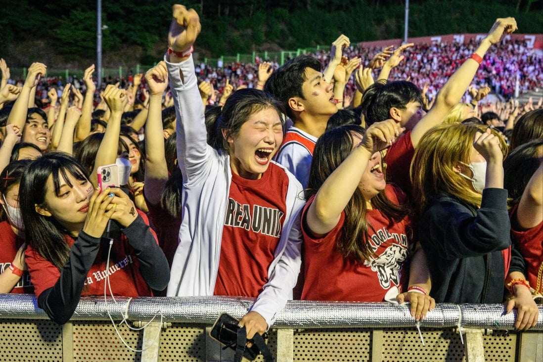 Fans cheers at a concert by South Korean rapper Psy at the Korea University in Seoul, South Korea, on May 27, 2022. Photo: AFP
