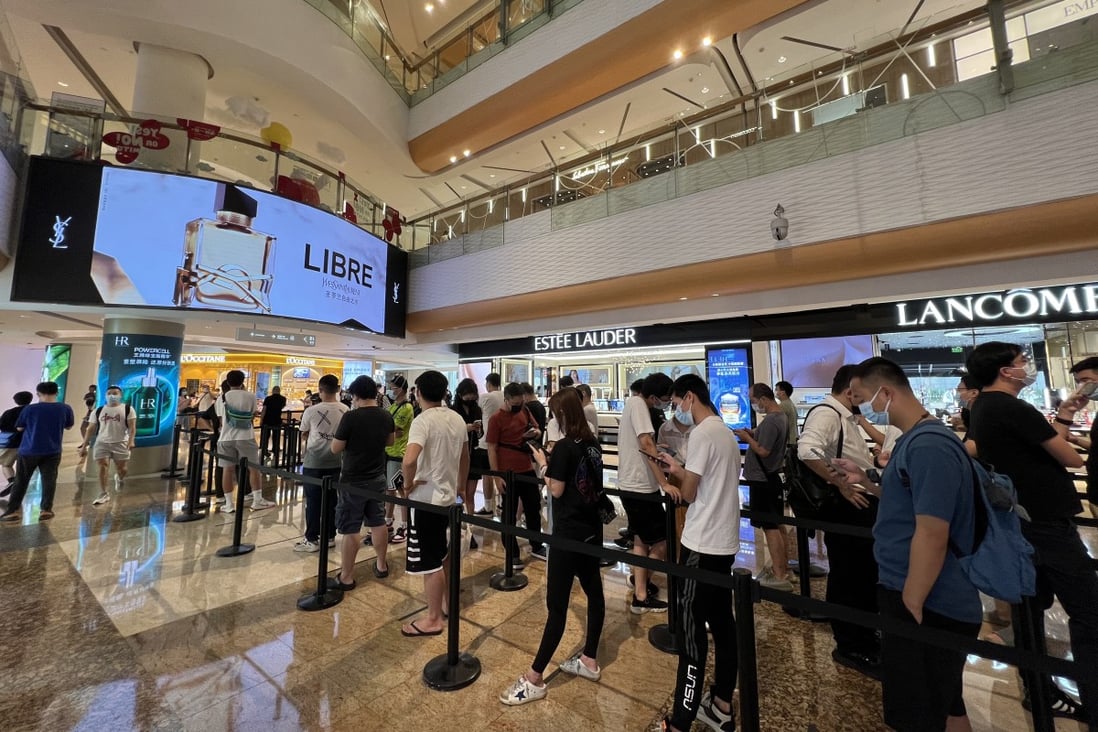 Shoppers lined up outside Apple retail store in Shenzhen on the first day of public sales for iPhone 14. Photo: SCCMP/ Iris Deng