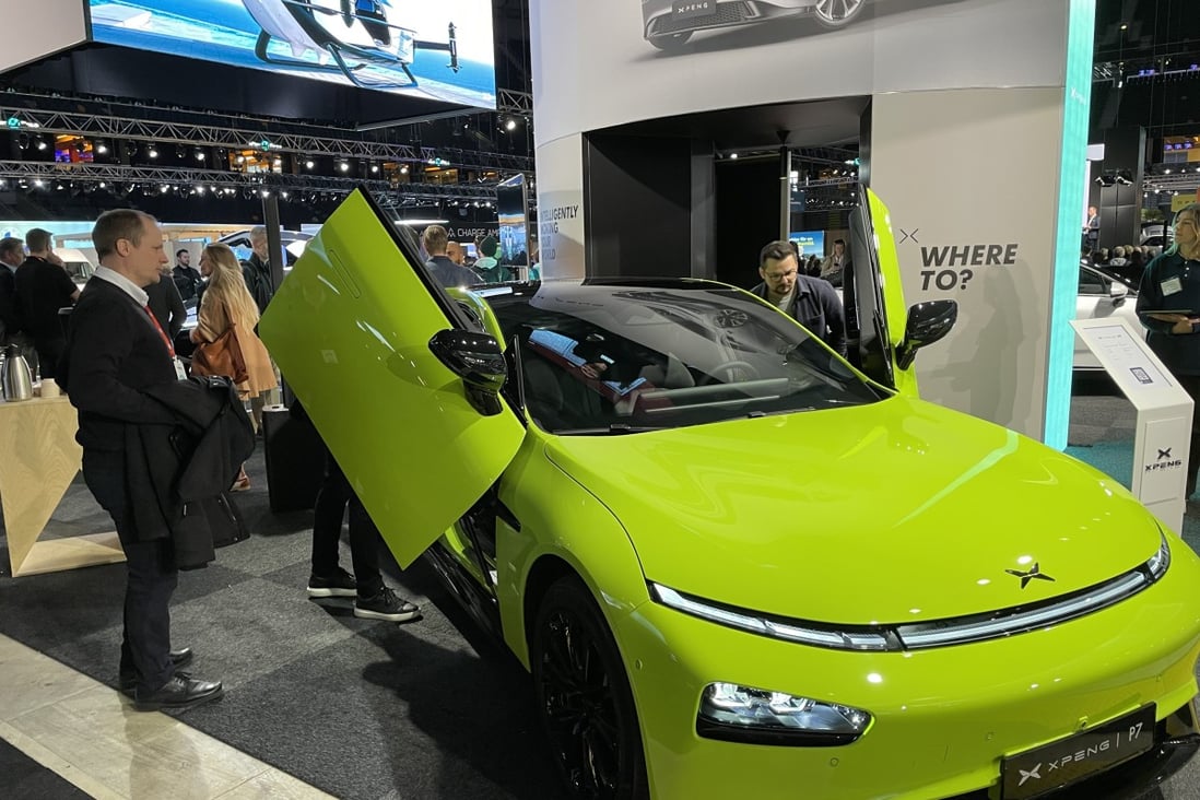People inspect an electric vehicle shown by XPeng at the Swedish eCarExpo 2022 in Stockholm. Photo: Xinhua