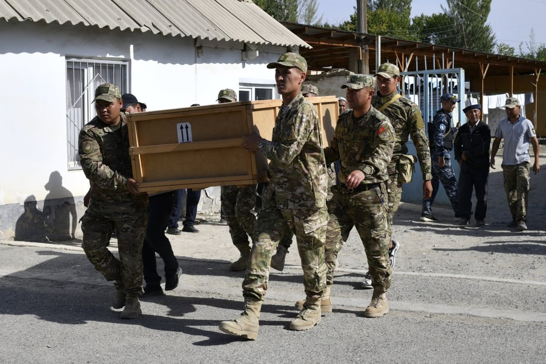 Kyrgyzstan’s servicemen carry a coffin after fighting on the border between the two countries killed at least 81 people. Photo: AP 