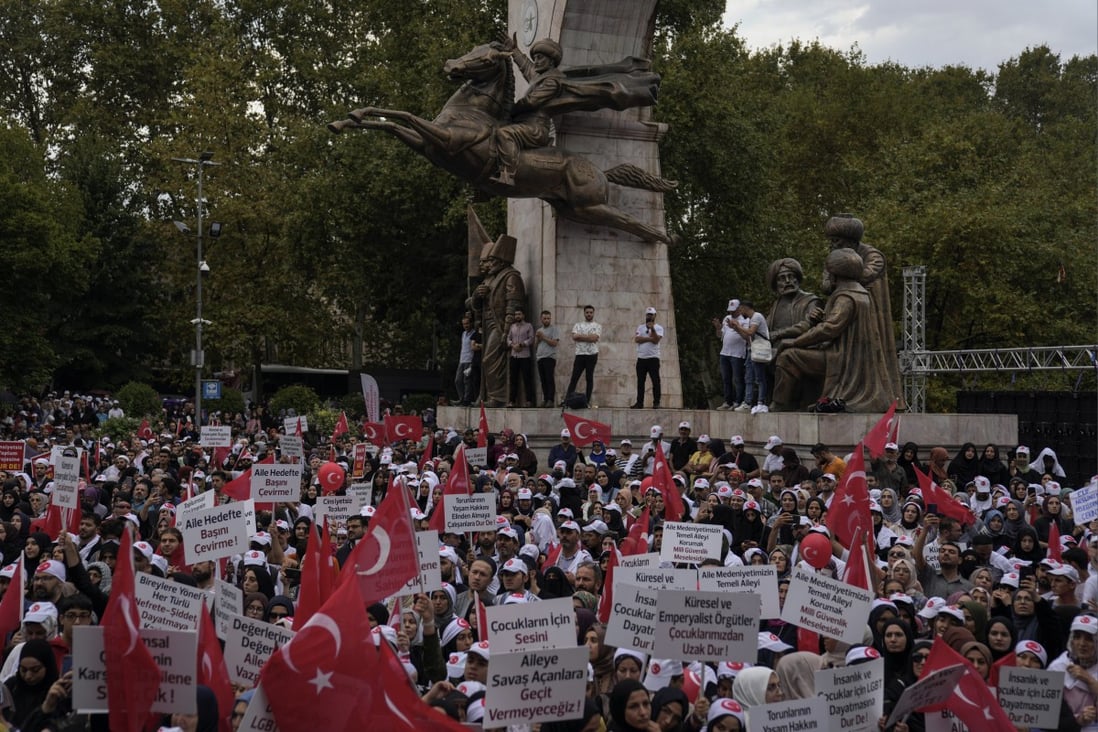 ijsje Symptomen verhoging Biggest anti-LGBTQ protest in Türkiye backs protecting family values |  South China Morning Post
