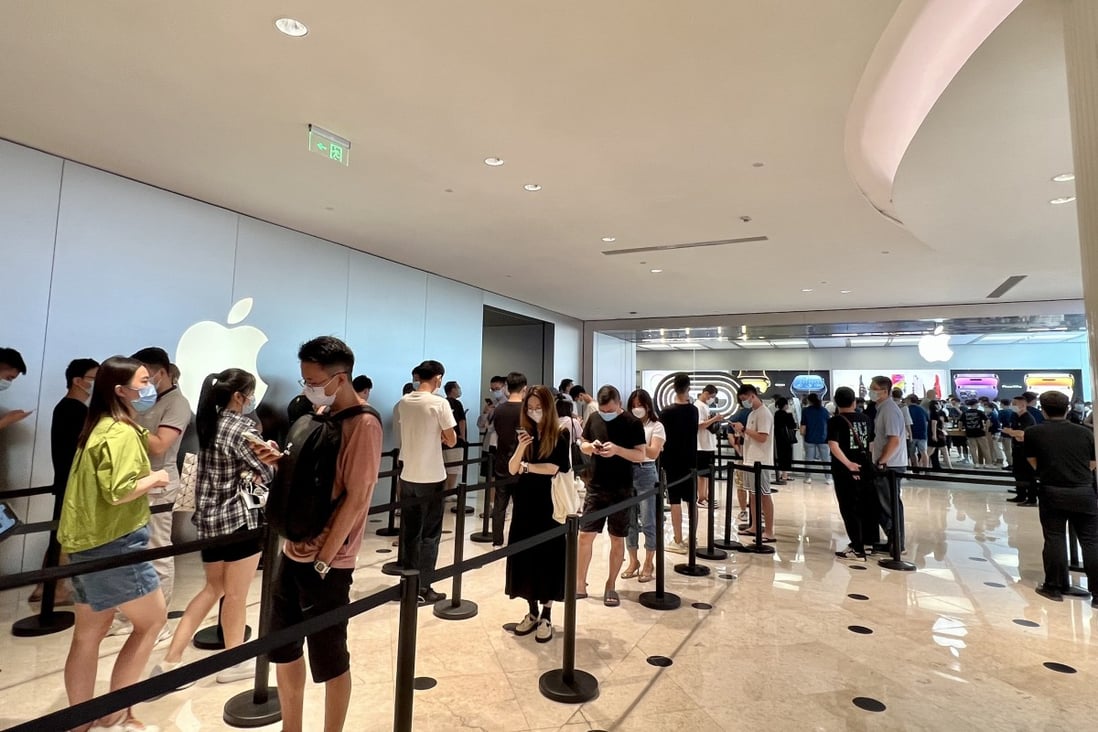 Shoppers lined up outside an Apple store in Shenzhen on the first day of public sales for iPhone 14. Photo: SCCMP/ Iris Deng