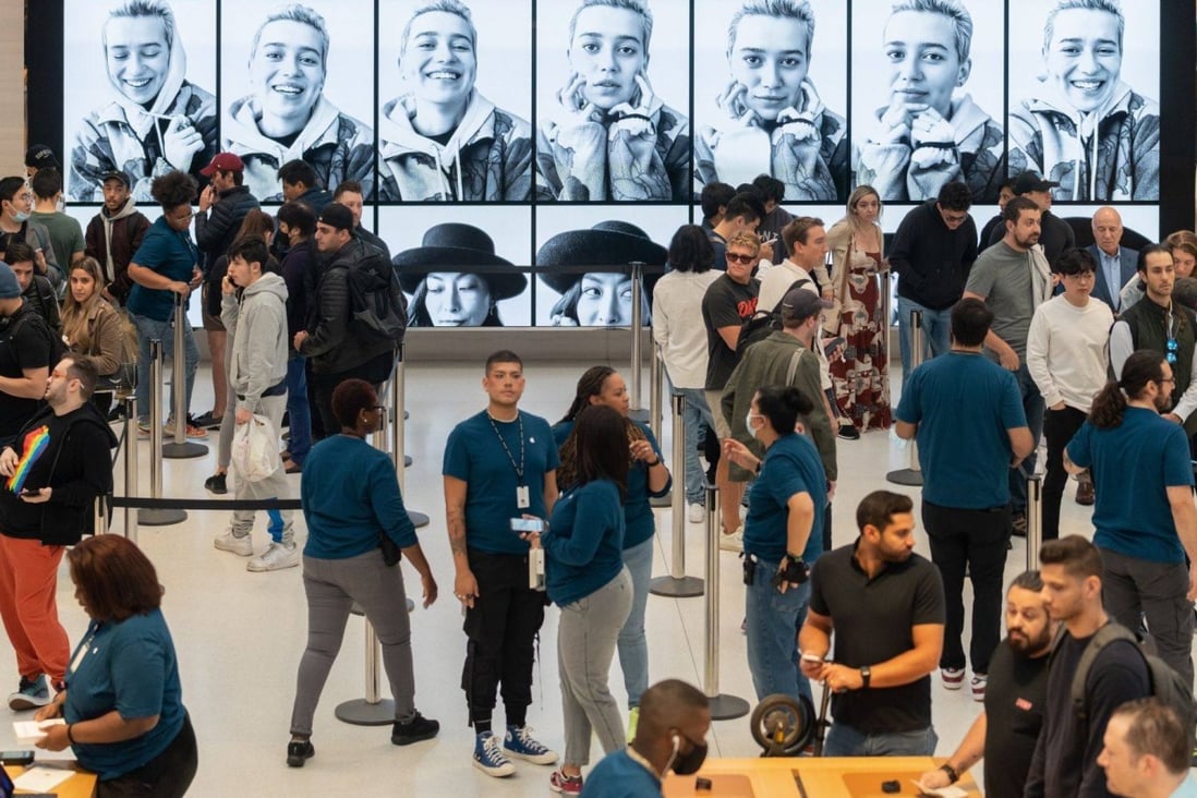 Shoppers at the Apple Fifth Avenue store in New York. The US economy is showing surprising resilience amid strong retail sales and consumer confidence. Photo: Bloomberg