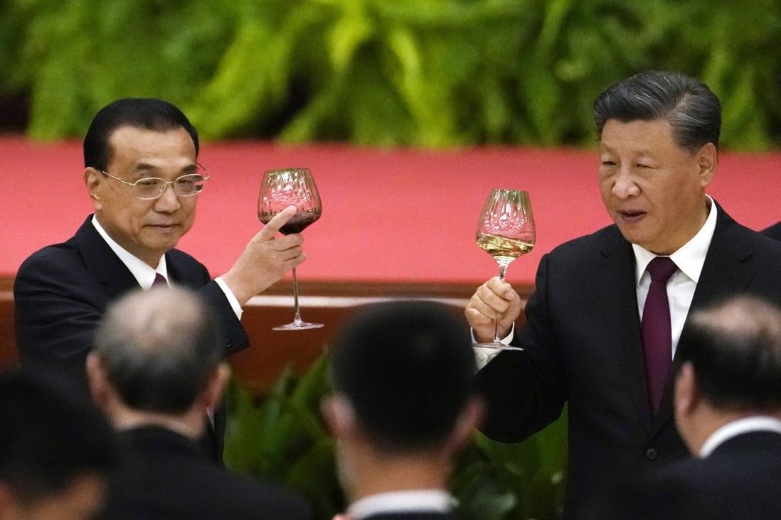 Premier Li Keqiang and President Xi Jinping toast glasses during a dinner reception at the Great Hall of the People on Friday to mark China’s National Day holiday. Photo: AP