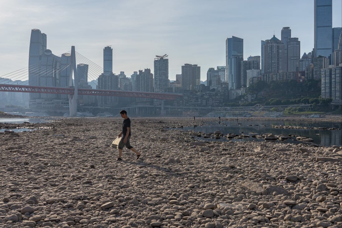A man walks on the dried out riverbed of the Jialing River in Chongqing, on August 21, 2022. China experienced its most severe drought and longest heatwave in decades. Photo: EPA-EFE