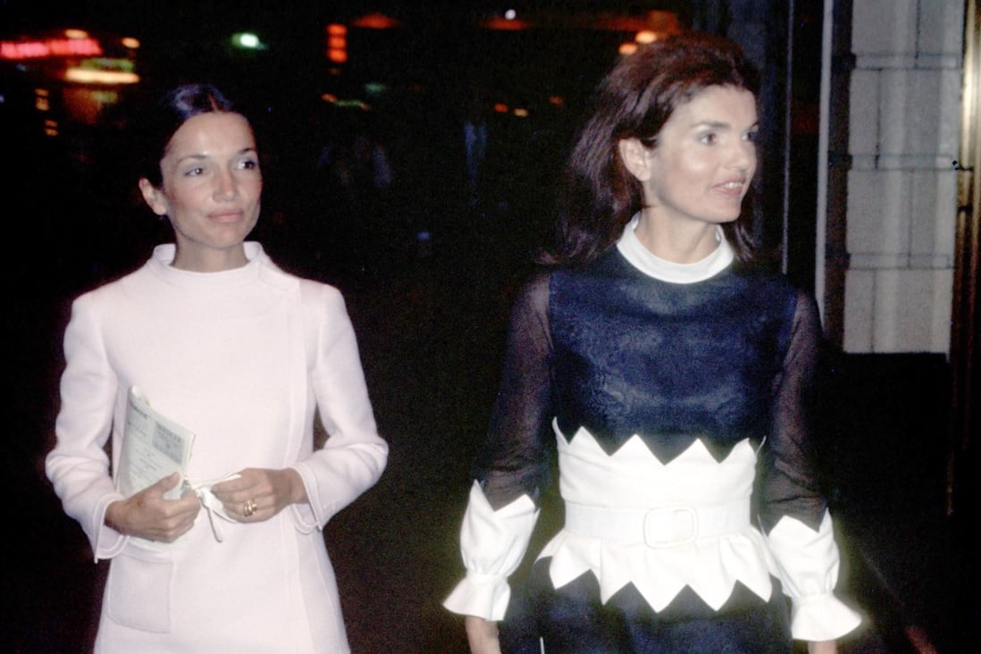 Lee Radziwill and her big sister Jacqueline Kennedy Onassis at the Alvin Theatre in New York City. Photo: Getty Images