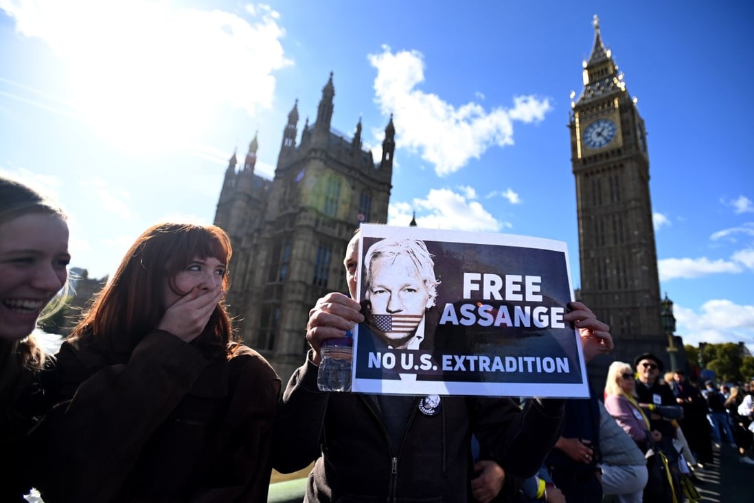 Supporters of Wikileaks founder Julian Assange form a human chain around the British parliament in London, UK on Saturday. Photo: EPA-EFE