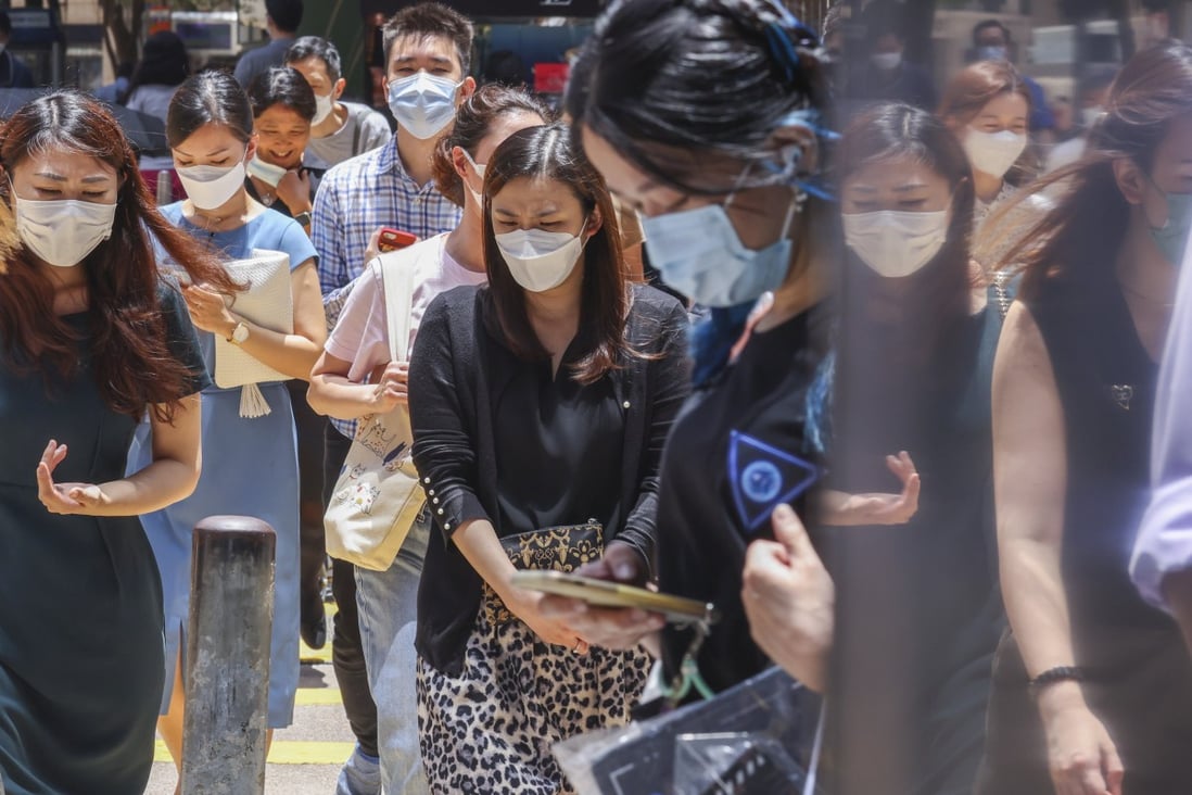 Pedestrians are seen wearing face masks in Central. Photo: Nora Tam