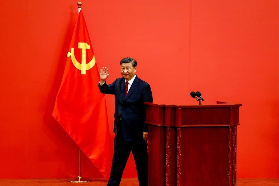 Chinese President Xi Jinping greets the media after unveiling the new Politburo Standing Committee at the Great Hall of the People in Beijing on Sunday. Photo: Reuters