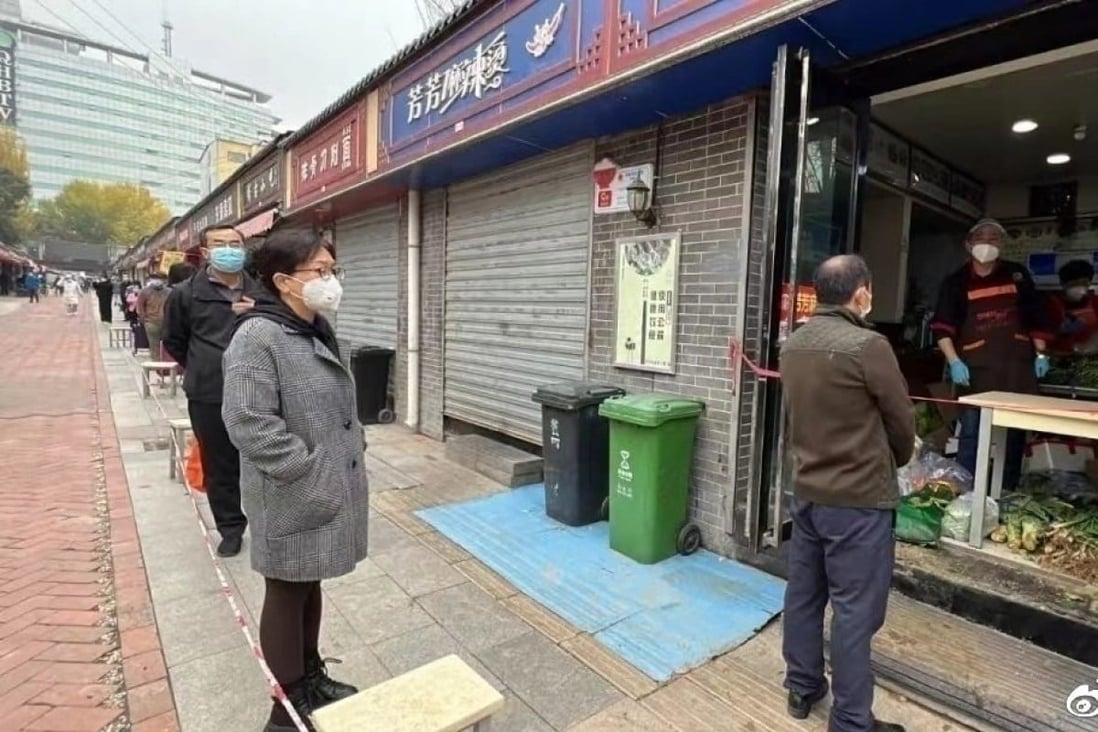 Residents queue for food in the northwestern city of Xining, where some vegetable and fruit shops were closed because of a Covid-19 outbreak. Photo: Weibo