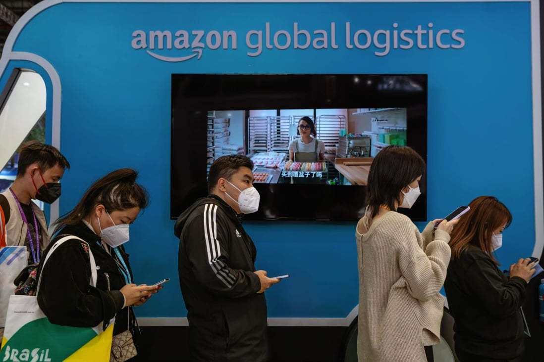 People wait in line at the Amazon company booth during the China International Import Expo in Shanghai on November 7, 2022. Photo: EPA-EFE