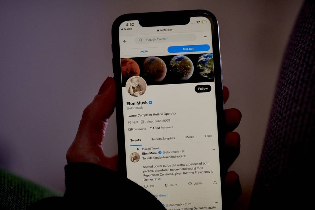 A blue verification check is seen on the Twitter account of Elon Musk in this photo taken on November 7, 2022. Photo: Bloomberg