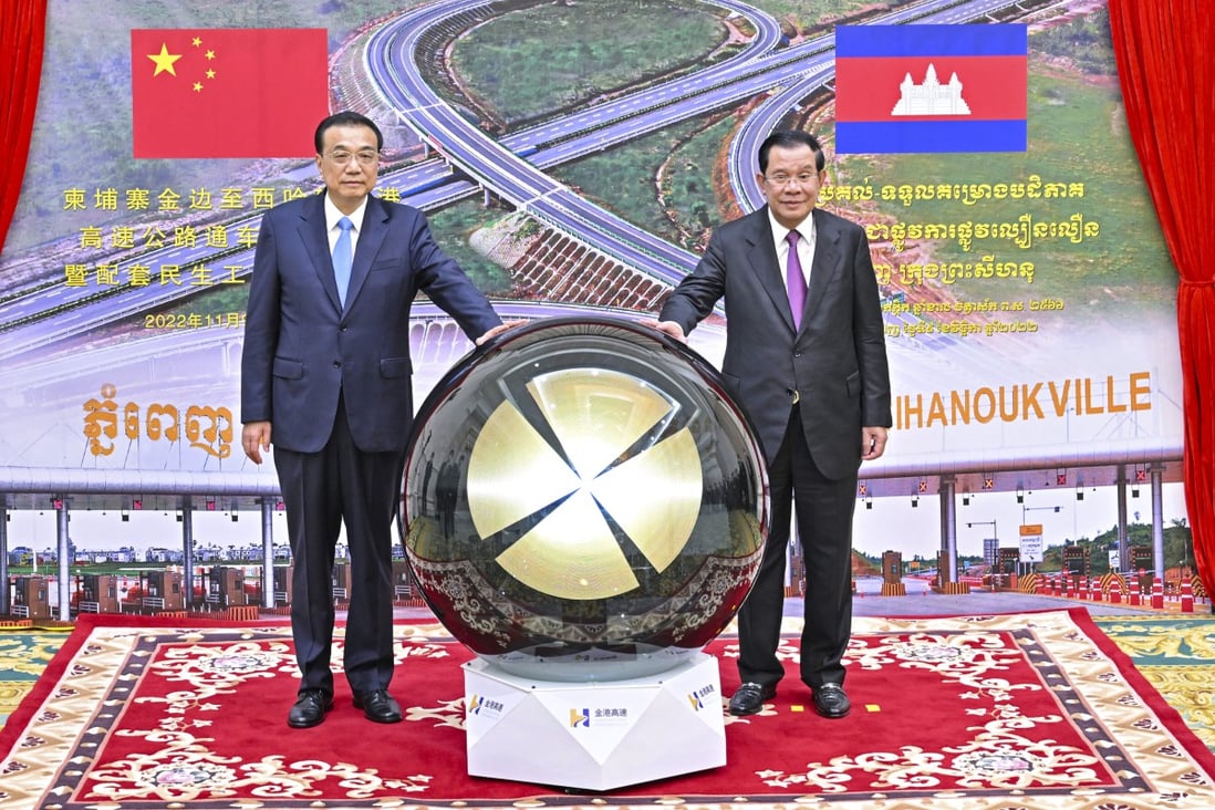 Chinese Premier Li Keqiang and Cambodian Prime Minister Hun Sen inaugurate the Phnom Penh-Sihanoukville Expressway at the Peace Palace in Phnom Penh, Cambodia on Thursday. Photo: Xinhua