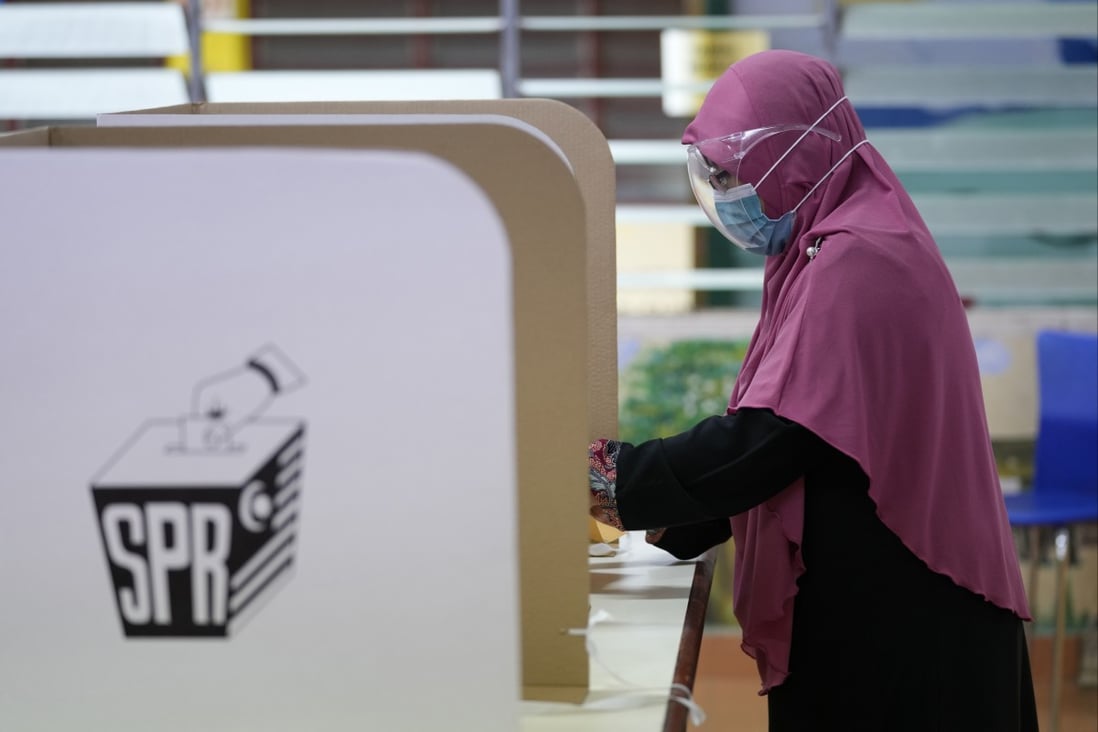 A woman casts her vote during a state election in Malacca, Malaysia on November 20, 2021. Photo: AP