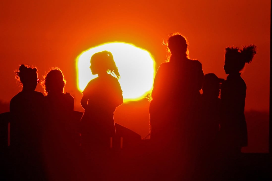 A blazing sun silhouettes visitors to Signal Hill in Los Angeles on a hot day, as a brutal heat wave hit Southern California in September 2022. Photo: Los Angeles Times/TNS