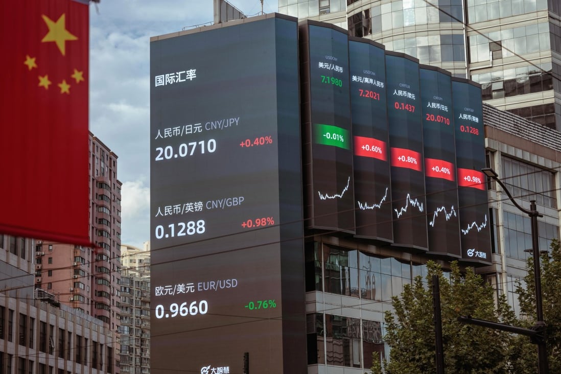 A screen shows stock and currency exchange data in Shanghai on September 29, 2022. Photo: EPA-EFE