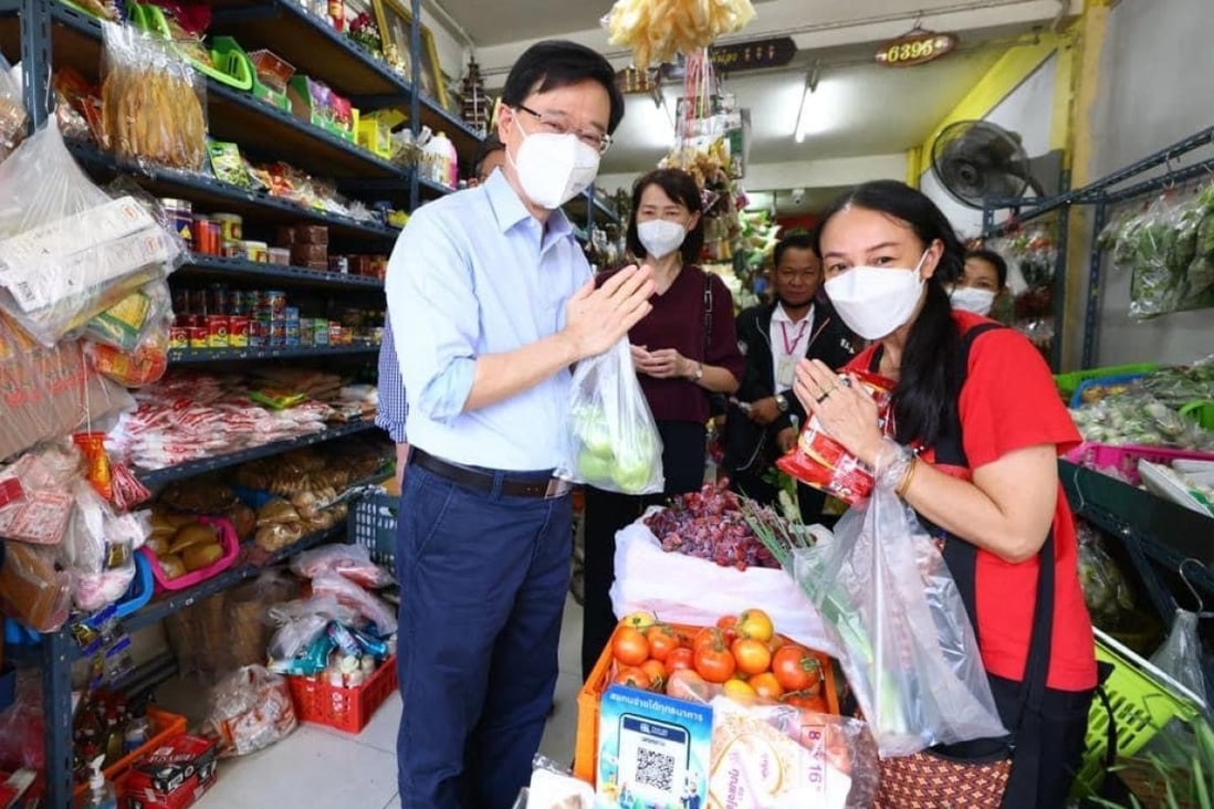 Hong Kong Chief Executive John Lee Ka-chiu at a grocery store in Thailand during the Apec trip. Photo: Handout