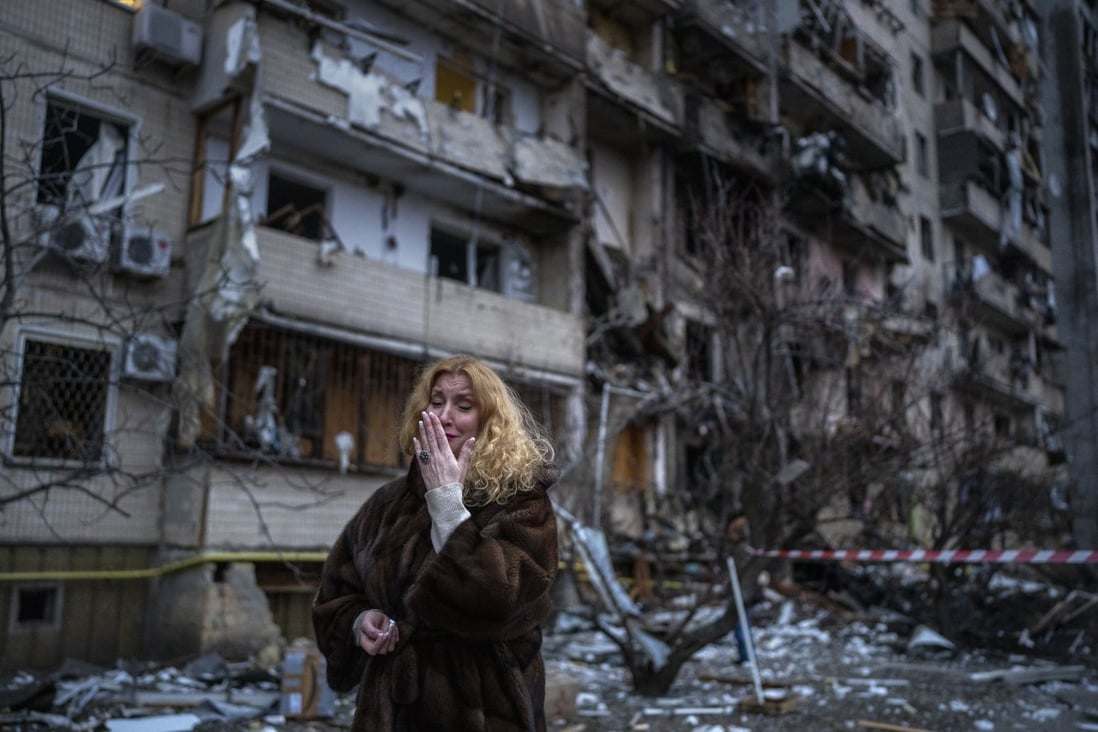 A Ukrainian woman cries in front of the building that was her home before it was destroyed by Russian bombs. EU says Moscow must pay to rebuild Ukraine. Photo: AP
