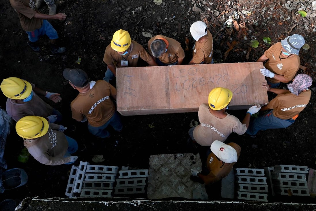 Prison inmates carry a coffin during a mass burial of 70 unclaimed bodies of prisoners at New Bilibid Prison Cemetery in Muntinlupa, metro Manila on December 2, 2022. Photo: AFP