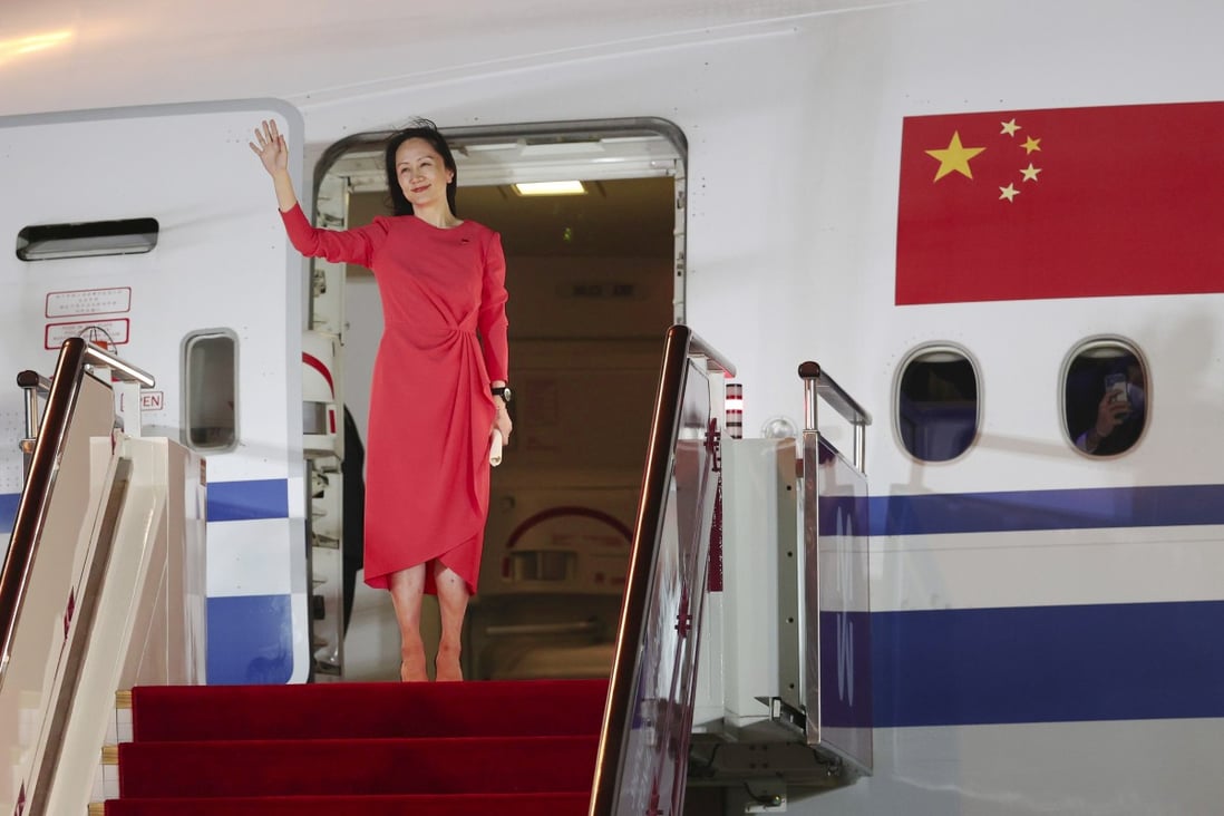 Meng Wanzhou waves at to a crowd as she deplanes in Shenzhen on September 25, 2021, after striking a deal with US prosecutors to end a case that had strained US-China relations. Photo: Xinhua