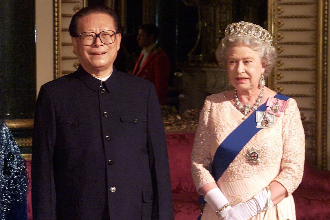Chinese President Jiang Zemin and Queen Elizabeth II pose for a photograph in the Music Room prior to a state banquet at Buckingham Palace in London in October 1999. Photo: Pool via AP