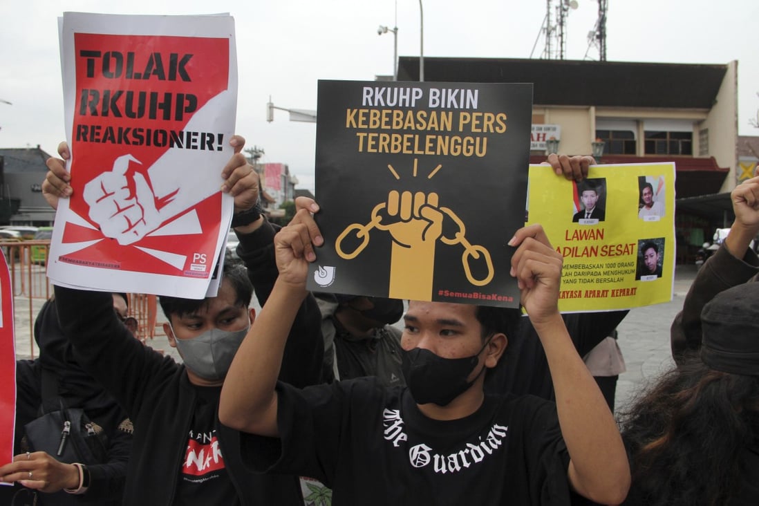 Activists hold up posters, which read “Reject the revised penal code” and “Revised criminal law shackles press freedom”, during a rally against Indonesia’s new criminal law in Yogyakarta on Tuesday. Photo: AP