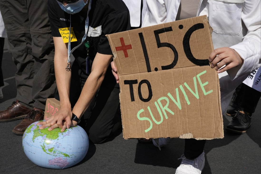 Demonstrators pretend to resuscitate the Earth while advocating the survival of the 1.5 degree warming goal at the COP27 climate summit on November 16 in Sharm el-Sheikh, Egypt. Photo: AP