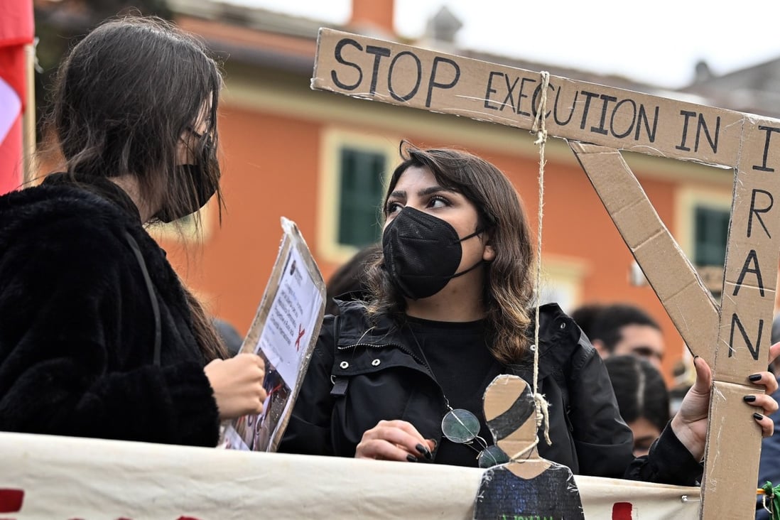 Iranian youth and supporters protest outside the Iranian embassy in Rome on December 10, following the execution of a protester in Iran. Photo: EPA-EFE