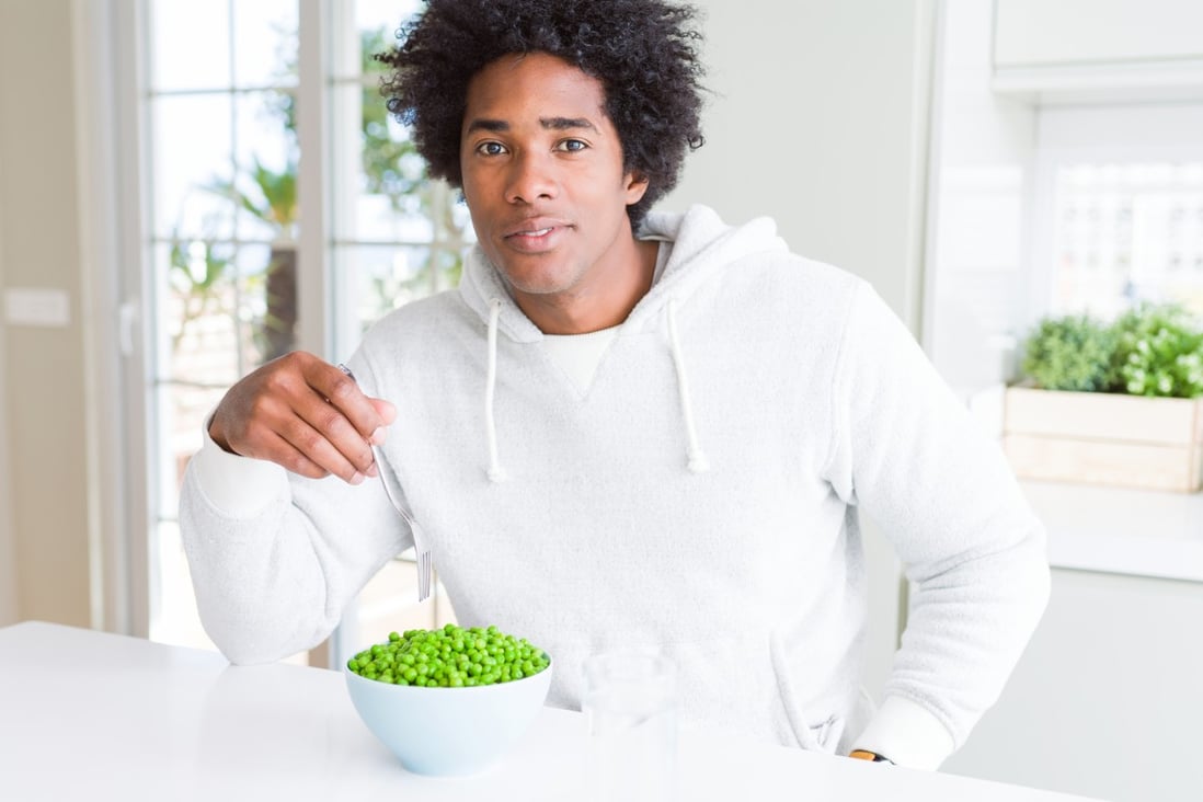 Eating a healthy plant-based diet that includes legumes such as peas may help men to lower the risk of bowel cancer, study suggests. Photo: Shutterstock