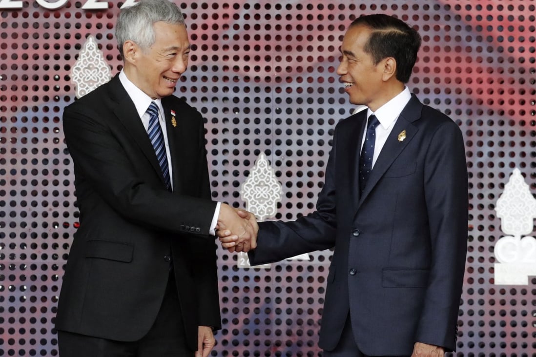 Indonesian President Joko Widodo, right, and Singapore Prime Minister Lee Hsien Loong. An extradition treaty between the two countries has been approved by lawmakers. Photo: Reuters 