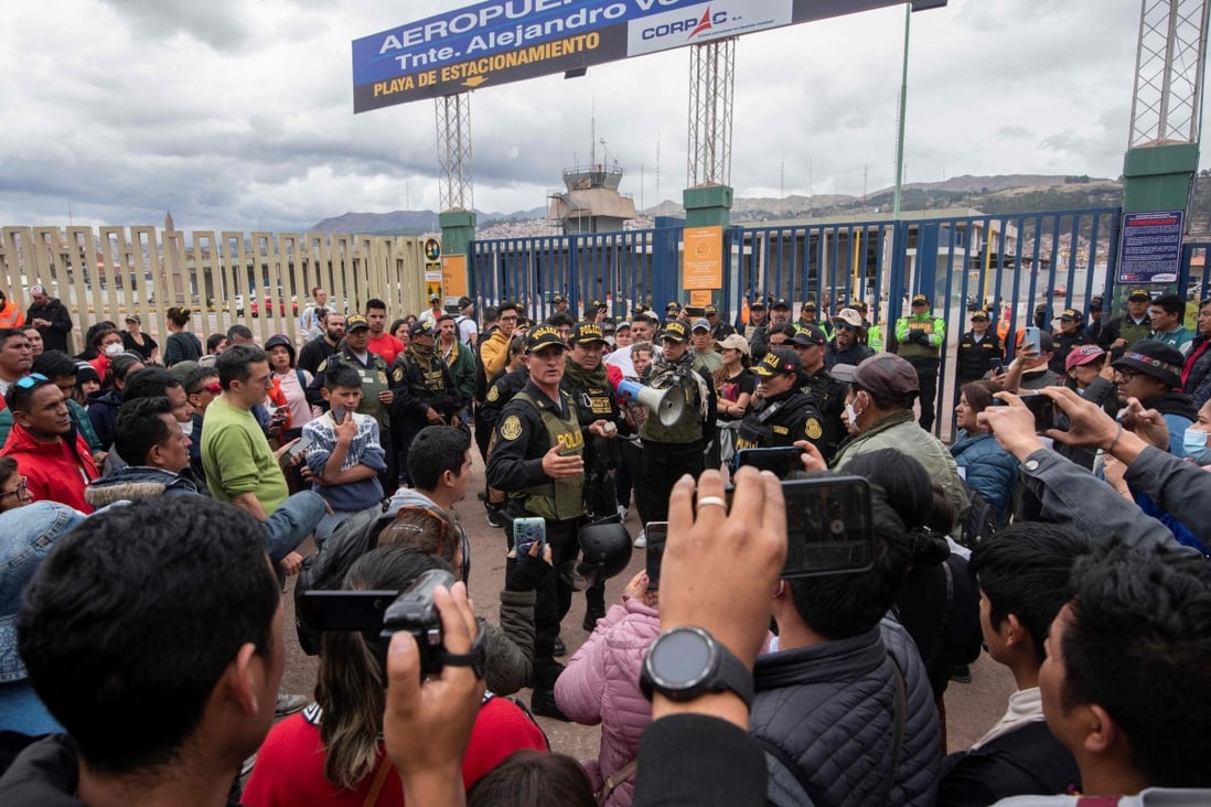 Thousands of Machu Picchu tourists stranded, as deadly Peru protests