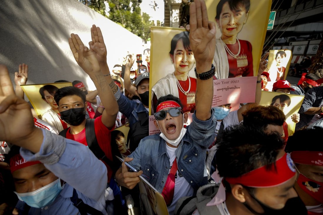 Myanmar migrant workers living in Thailand hold pictures of Myanmar democracy icon Aung San Suu Kyi at a rally outside the Myanmar embassy in Bangkok, on December 19, 2022. Photo: EPA-EFE