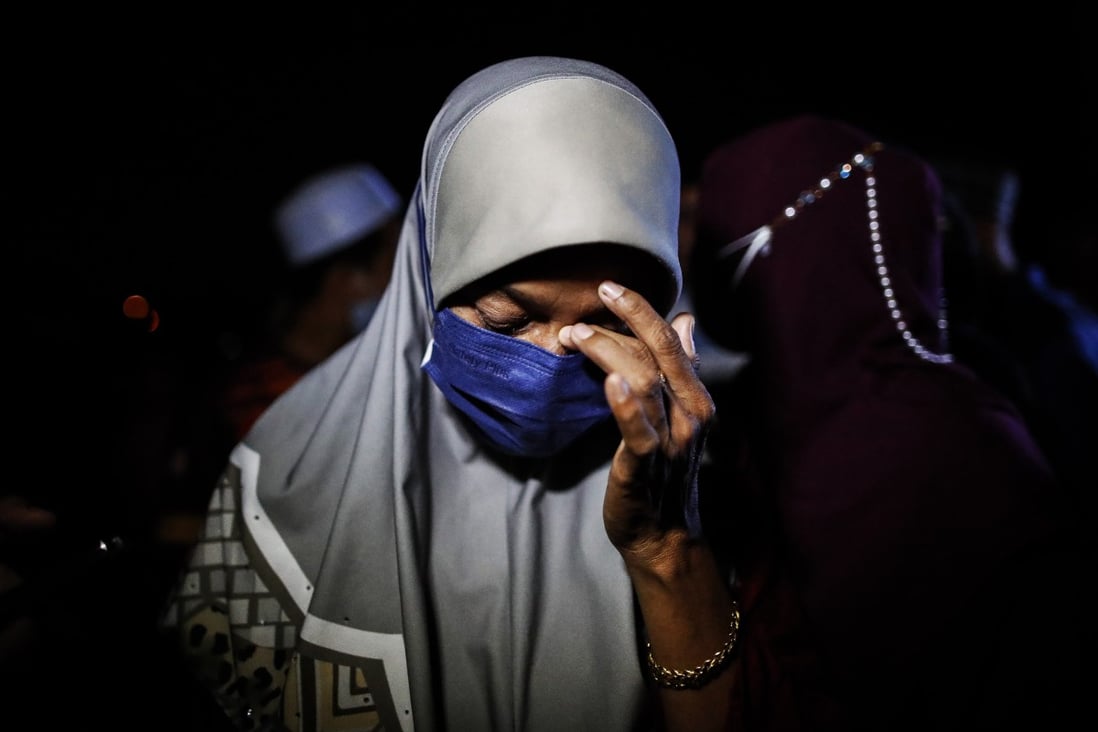 The mother of one of the landslide’s victims grieves for her son during his funeral procession in Kuala Lumpur. Photo: EPA-EFE
