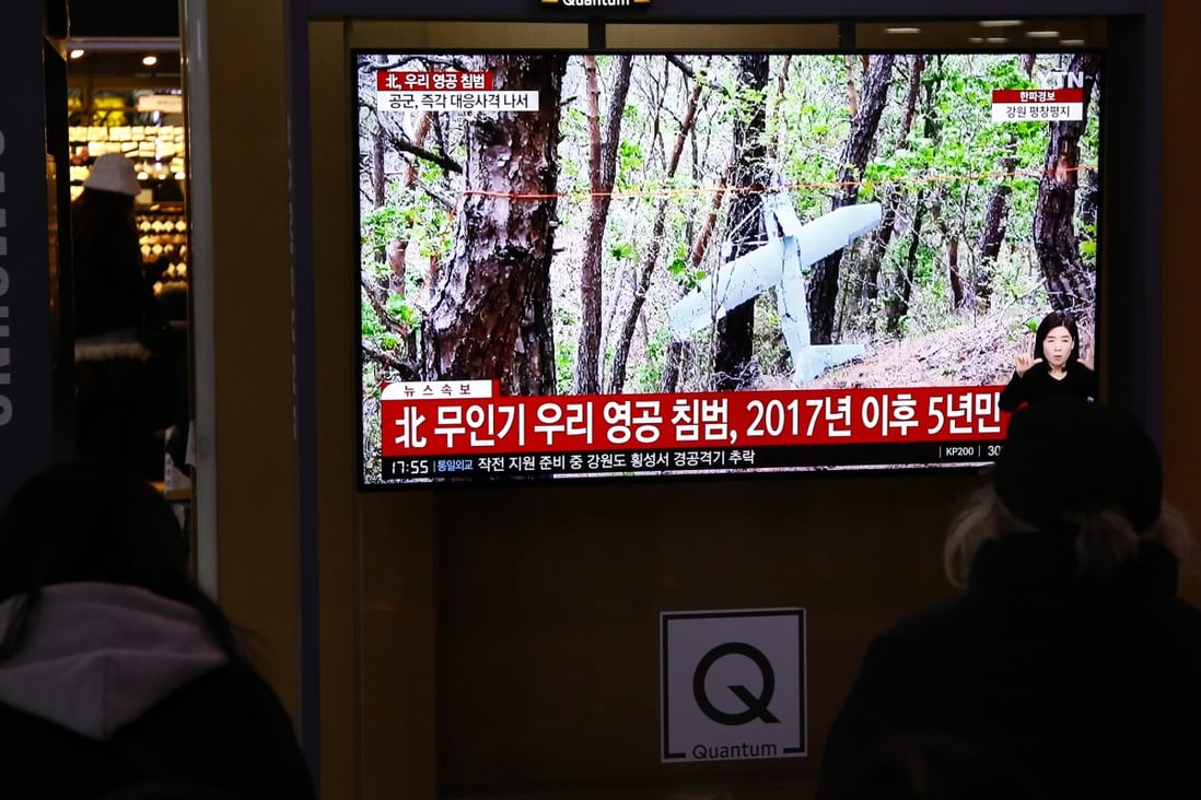 People watch the news at a station in Seoul on December 26, 2022. According to South Korea’s Joint Chiefs of Staff, North Korea’s multiple drones invade South Korean airspace. Photo: EPA-EFE