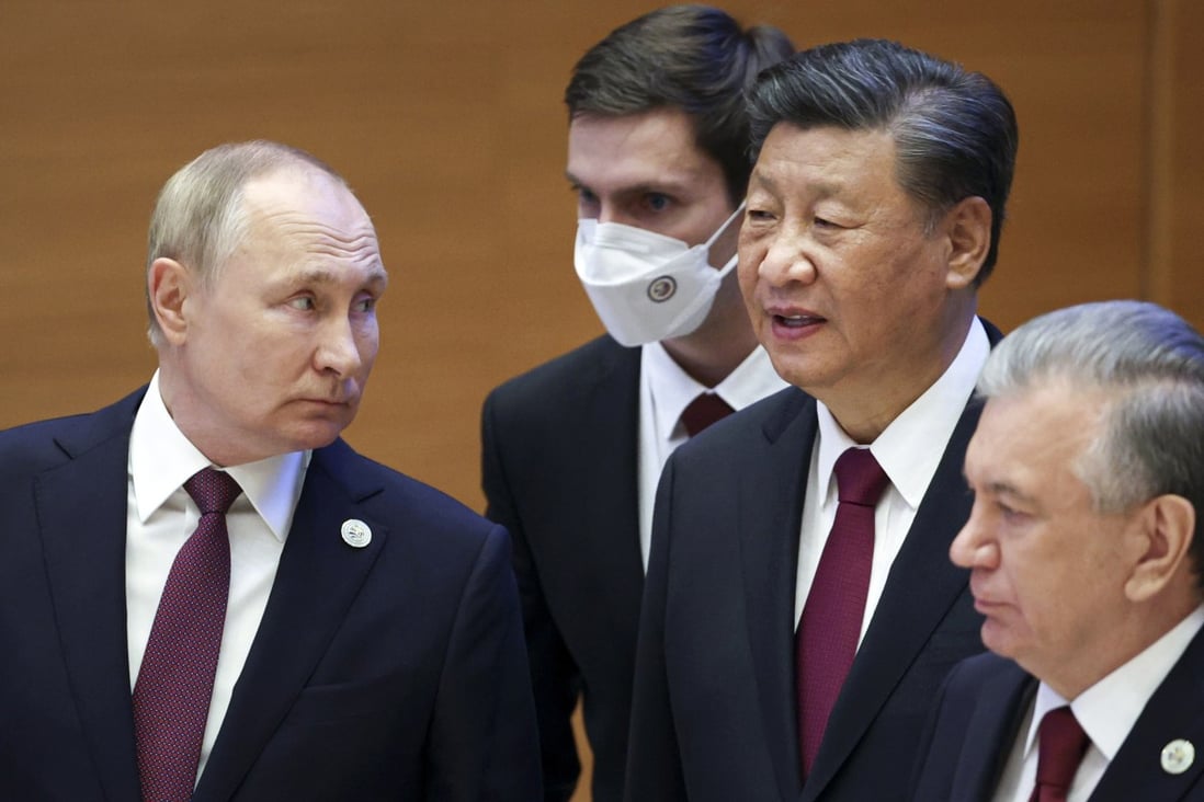 Russian President Vladimir Putin (left) and Chinese President Xi Jinping (second right) speak at the Shanghai Cooperation Organization (SCO) summit in Uzbekistan, on September 16, 2022. Photo: Kremlin Pool Photo via AP