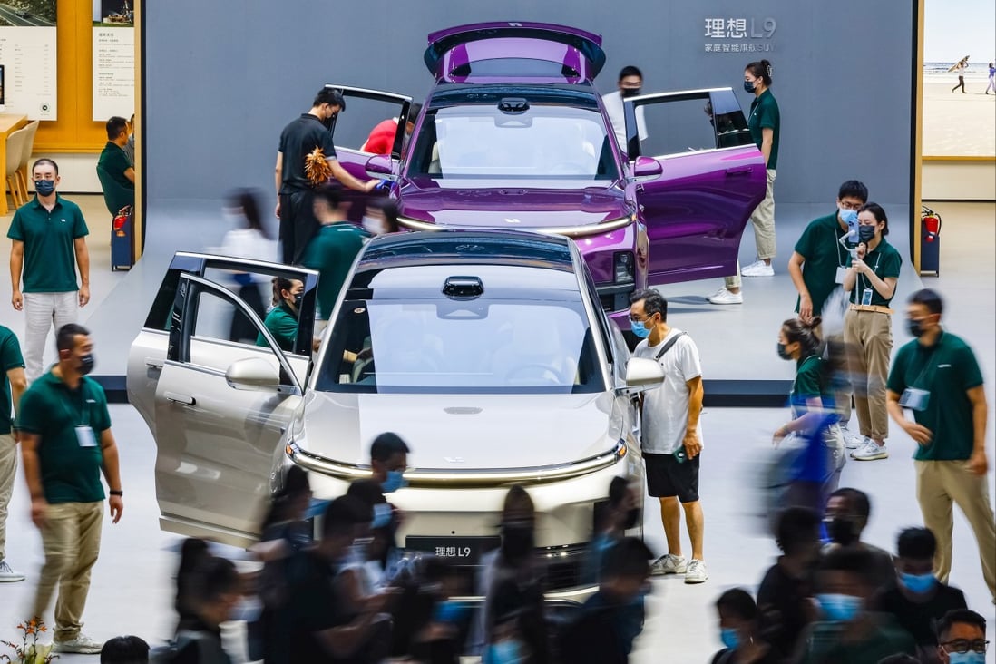Visitors view cars from Li Auto at the Chengdu Motor Show 2022 in Chengdu, capital of Sichuan province, Aug. 26, 2022. Photo: Xinhua