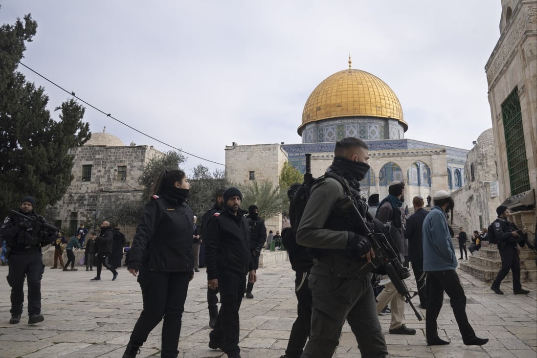 Israeli police escort Jewish visitors on Tuesday to the Al-Aqsa Mosque compound in the Old City of Jerusalem. Itamar Ben-Gvir, an ultranationalist Israeli Cabinet minister, visited the flashpoint holy site for the first time since taking office in Prime Minister Benjamin Netanyahu’s new far-right government last week. Photo: AP