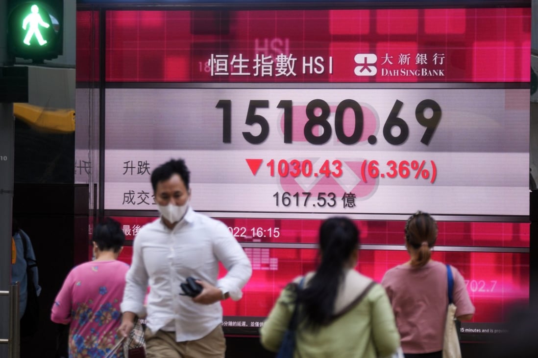 An electronic billboard displaying Hong Kong’s benchmark Hang Seng Index in Central on 24 October 2022. Photo: Sam Tsang.