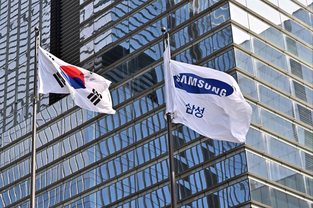 A South Korean naitonal flag and a Samsung flag flutter outside the company’s Seocho building in Seoul in October 2022. Photo: AFP