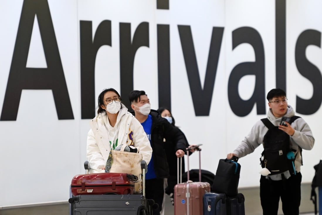People traveling from China arrive at London Heathrow airport. The British government has required travellers boarding from China to show a negative test taken no more than two days prior to departure. Photo: EPA-EFE