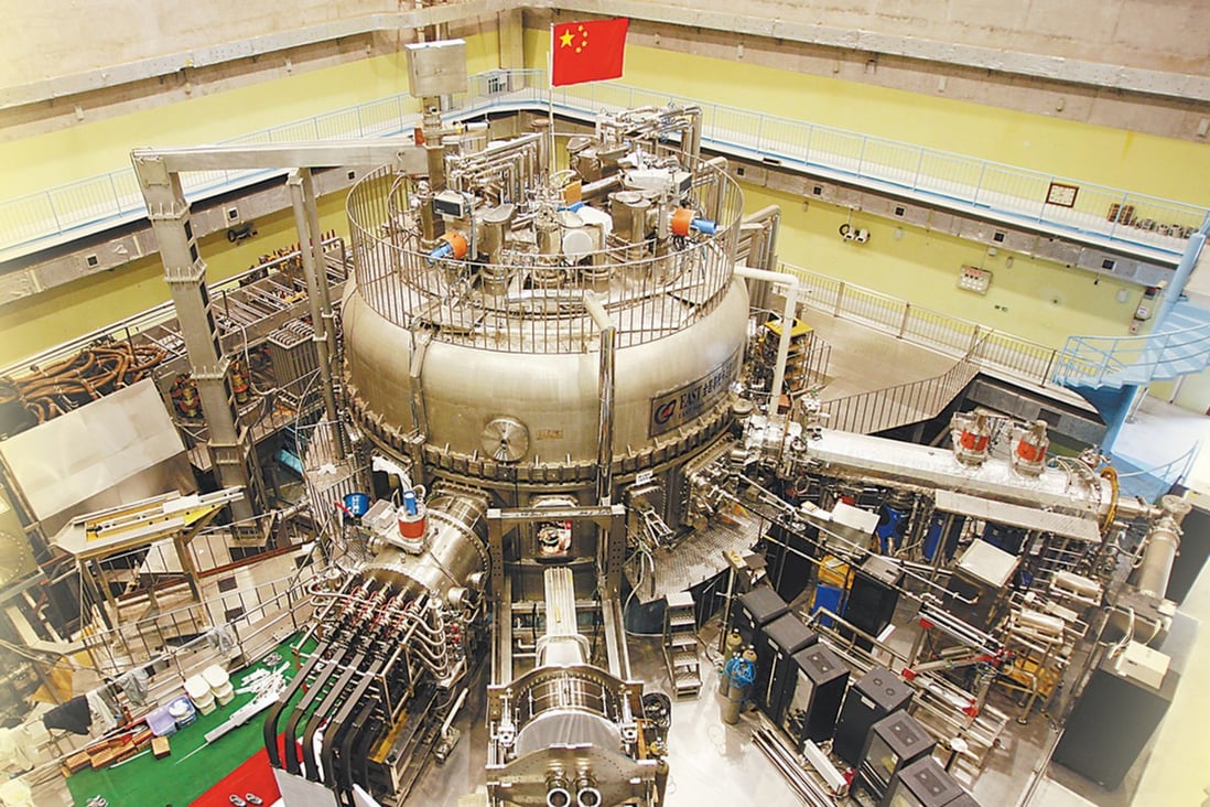 Tokamak Superkonduktor Lanjutan Eksperimental (EAST) di Hefei, Provinsi Anhui, China timur, adalah tokamak superkonduktor pertama di dunia dan yang pertama dari jenisnya yang beroperasi dengan panjang gelombang skala 1000 detik.  Foto: sedekah
