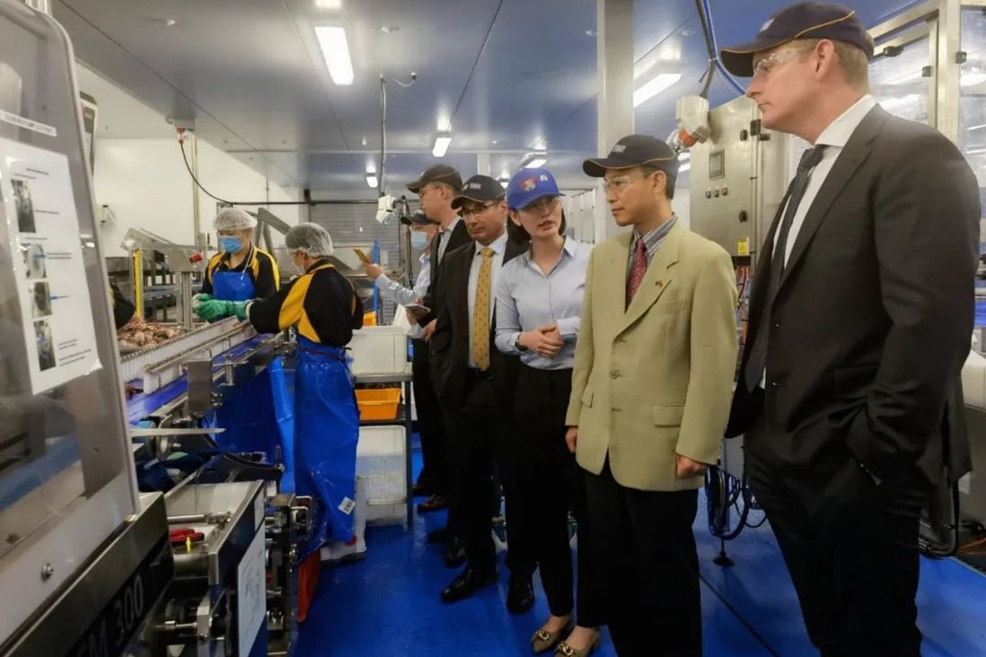 Long Dingbin (second from right), China’s envoy at its Consulate-General in Perth, visited the Geraldton Fishermen’s Cooperative on Tuesday. Photo: qq.com
