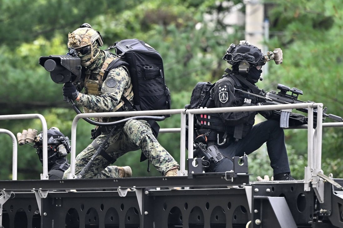 A South Korean soldier uses an anti-drone gun (left) during an anti-terror drill on the sidelines of the joint South Korea-US Ulchi Freedom Shield military exercises, at the Seoul Metro headquarters on August 24, 2022. Photo: AFP