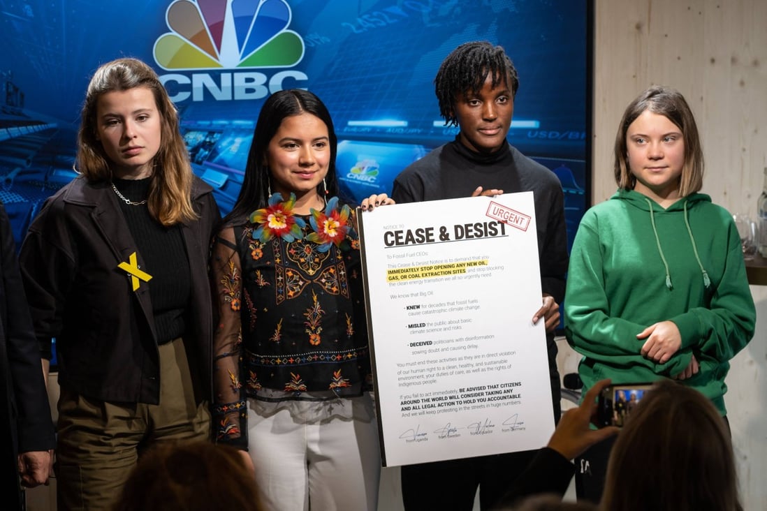Young climate activists including Germany’s Luisa Neubauer, Ecuadorian Helena Gualinga, Vanessa Nakate of Uganda and Sweden’s Greta Thunberg present a letter to CEOs of fossil fuel companies during the World Economic Forum. Photo: AFP
